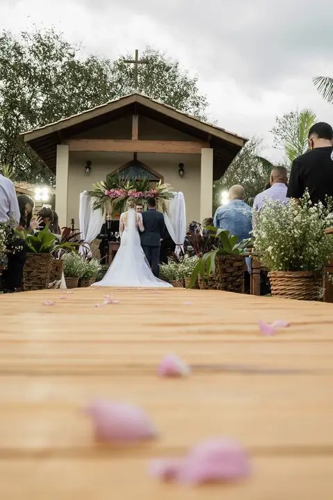 casamento ar livre com capela ao fundo'