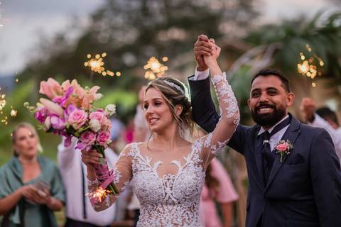 casal comemorando casamento sparkle '