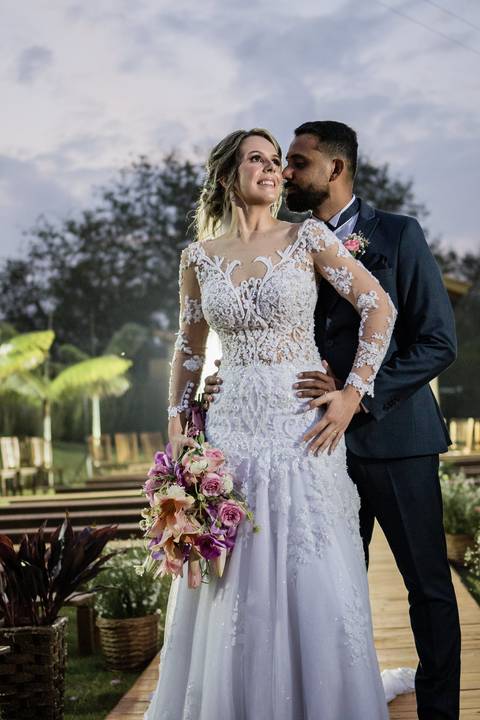 casal posando foto durane casamento sparkle'