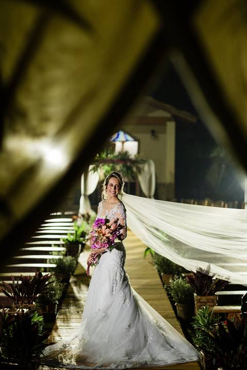 noiva linda com buque flores rosa lindo  olhando para lado noiva linda com buque flores rosa lindo '