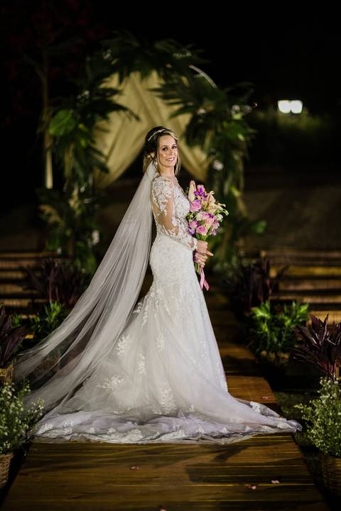noiva com vestido e véu segurando buque noiva linda com buque flores rosa lindo '