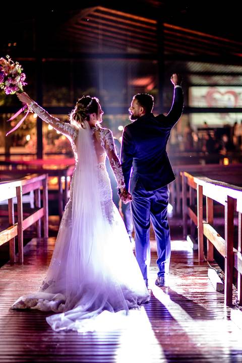 noiva linda com buque flores rosa lindo comemorando entrada salão '