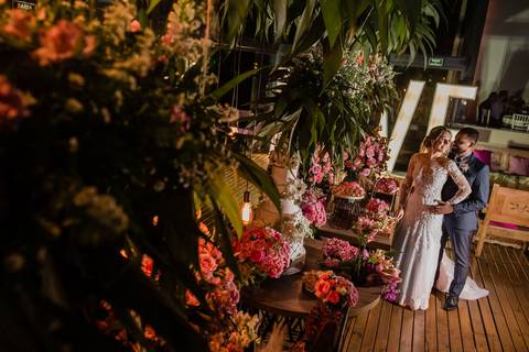 noiva e noivo na mesa de bolo noiva linda com buque flores rosa lindo '
