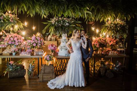 noiva e noivo na mesa de bolo noiva linda com buque flores rosa lindo '