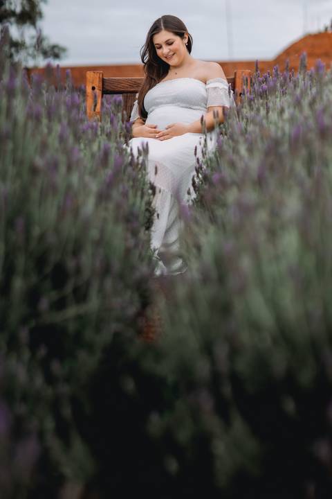 gestante ao meio da plantação de lavanda'