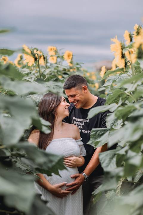 casal se olhando plantacao girasol'