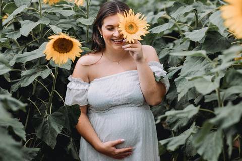 gestante e flor de girasol'