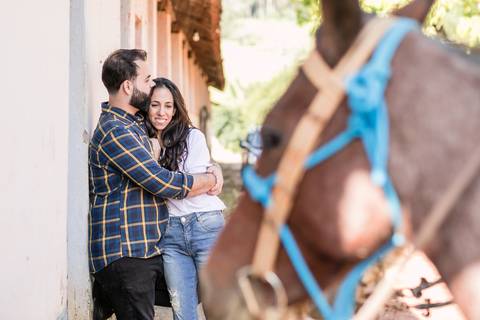 cavalo ensaio fotografico em itatiba casal externo fazenda casal bem pertinho com cavalo desfocado'
