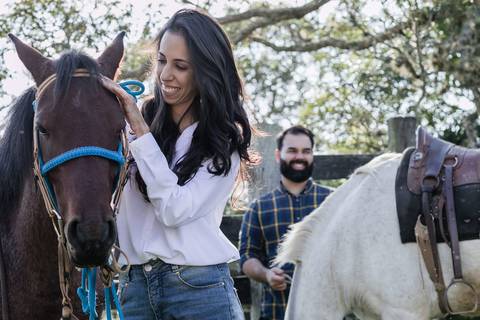 noivo e noiva cada um em seu cavalo'
