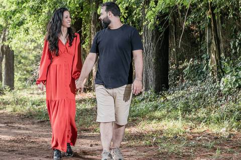 casal caminhando em bosque '