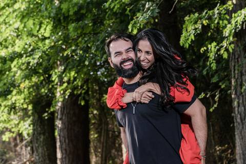 noivo levando noiva de cavalinho'