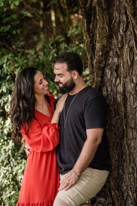 casal encostado em arvore'