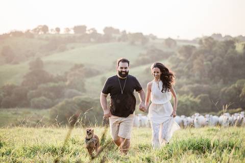 casal casal correndo ao pasto'