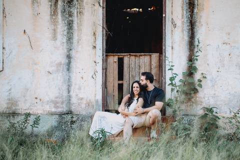 casal descansando em casa abandonada'