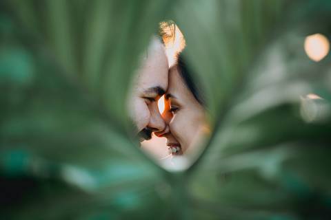 foto casal ao meio folha costela de adão'