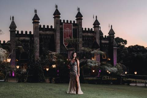 debutante em frente a castelo mediava festa 15 anos'