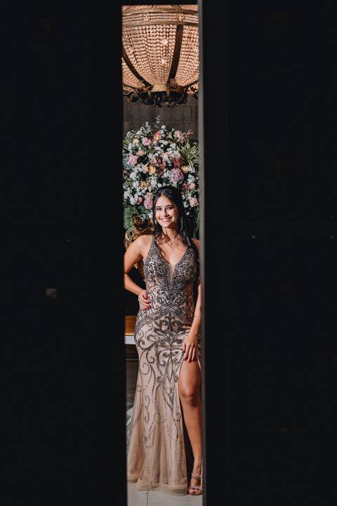 debutante em frente a castelo mediava festa 15 anos'