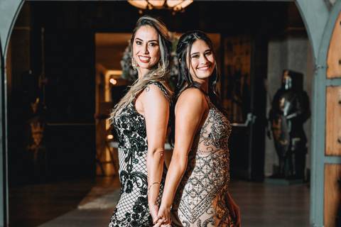 mãe e debutante em frente a castelo mediava festa 15 anos'
