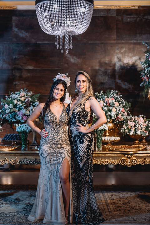 mãe e debutante em frente a castelo mediava festa 15 anos'