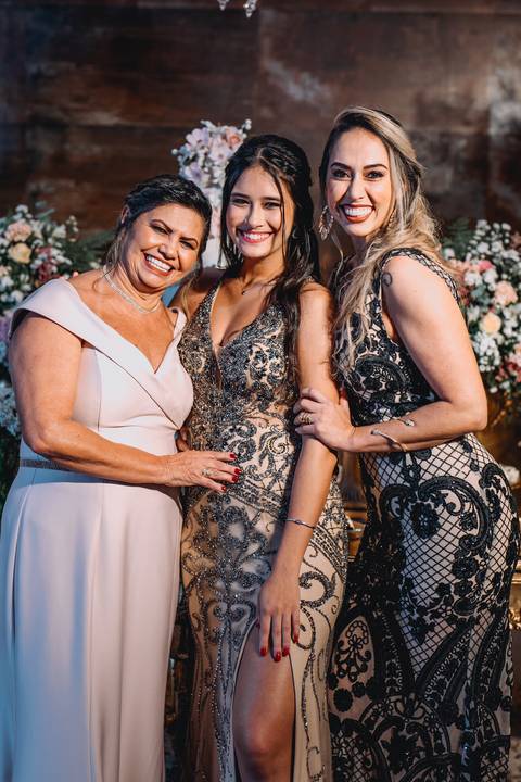 vó, mãe e debutante em frente a castelo mediava festa 15 anos'