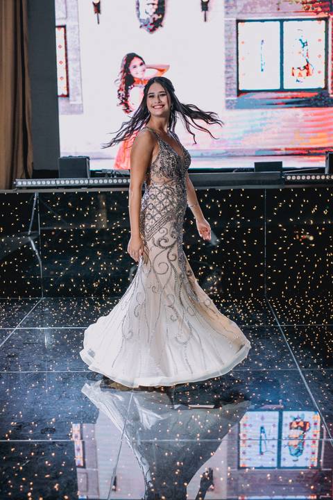 debutante em frente pista dança castelo'