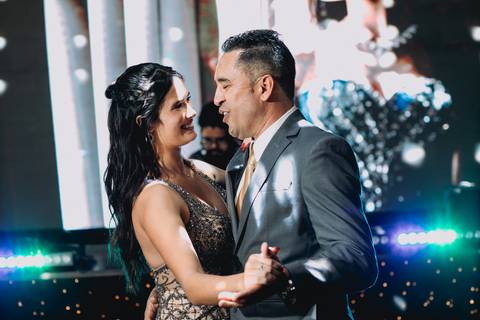 dança debutante pai debutante em frente a castelo mediava festa 15 anos'