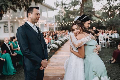 noiva abraçando dama de honra'