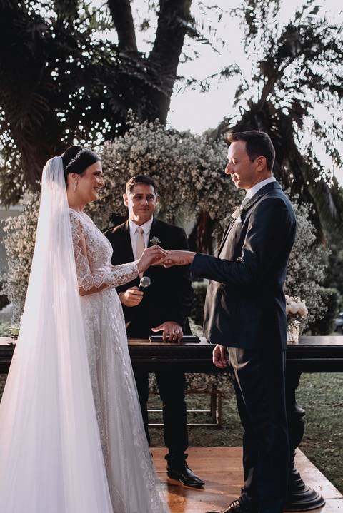 noiva colocando aliança noivo'