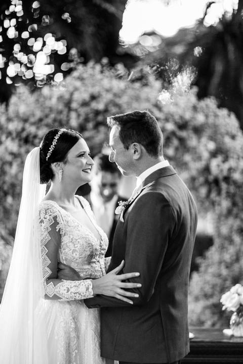 noiva e noivo se beijando'