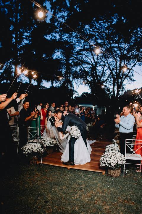 noiva e noivo beijo cinema'