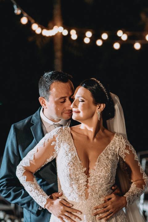 noiva e noivo juntos'