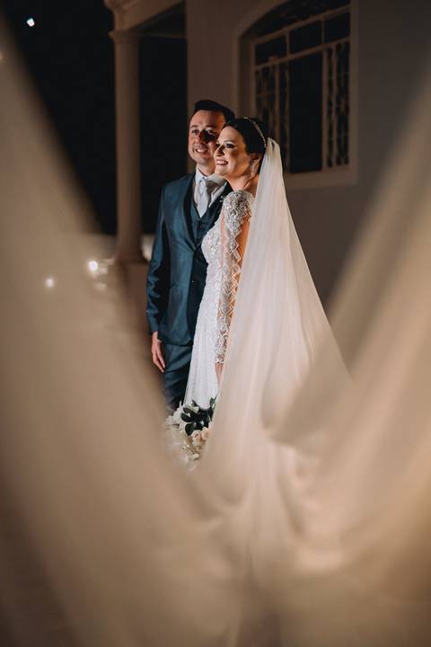 vestido noiva e véu enorme'