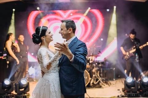 casal noivos dançando'