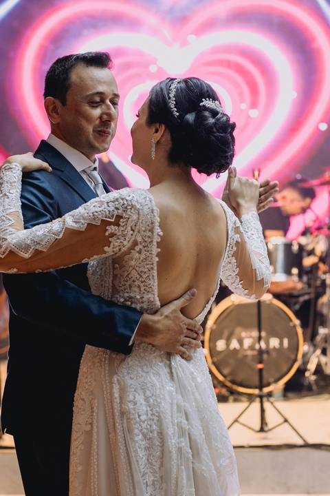 casal noivos dançando valsa'