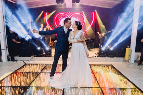 casal noivos dançando valsa'