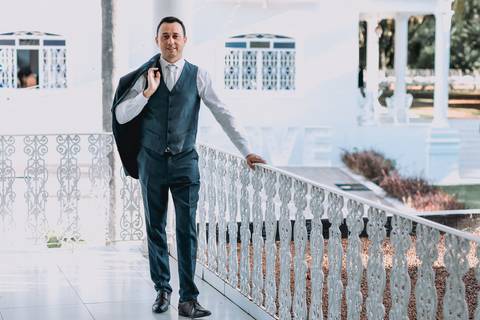 noivo pronto fazendo pose foto'