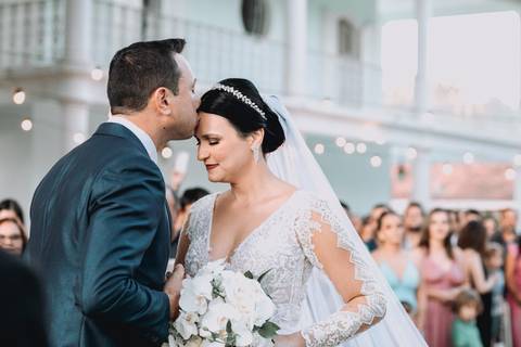 noiva sendo recebida pelo noivo com beijo testa'