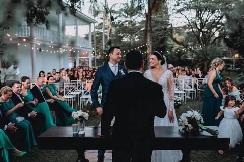 noiva e noivo se olhando altar cerimonia ar livre'