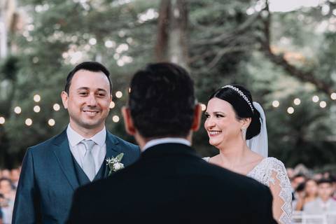 noiva olhando para noivo sorrindo'