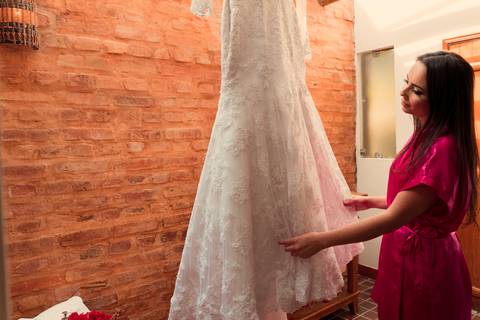 noiva e vendo vestido'