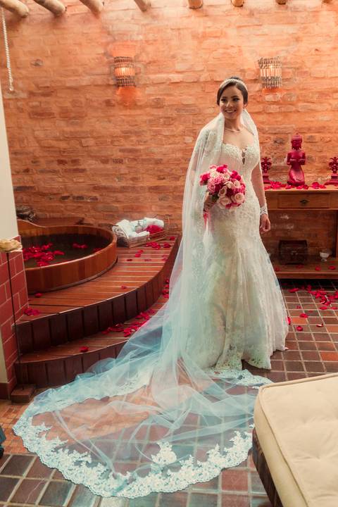 noiva vestida de noiva e veu'