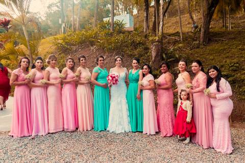 noiva e madrinhas juntas'