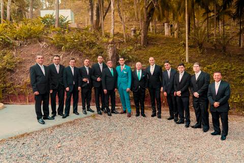 noivo e padrinhos terno azul'