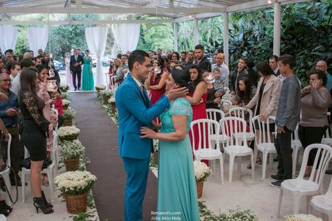 noivo beijando a mãe '