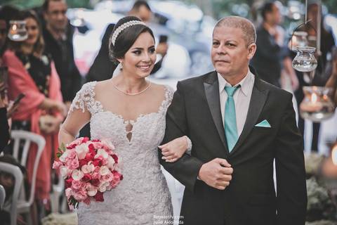 noiva e pai corredor altar'