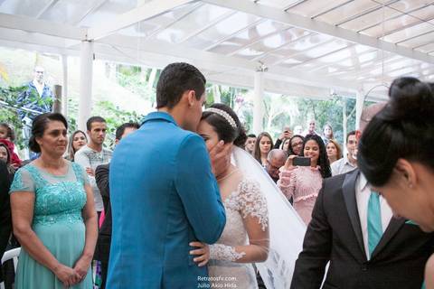 noivo recebendo noiva beijo testa'