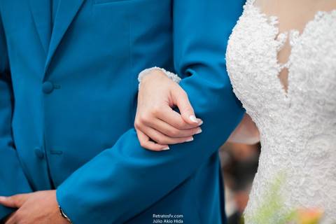 noiva e noivo braços dados'