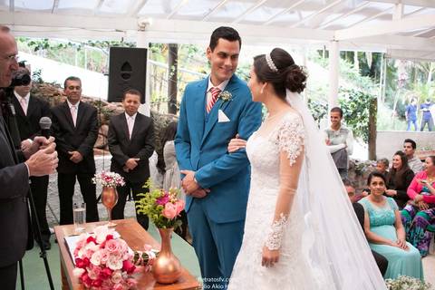 casal trocando olhares altar'