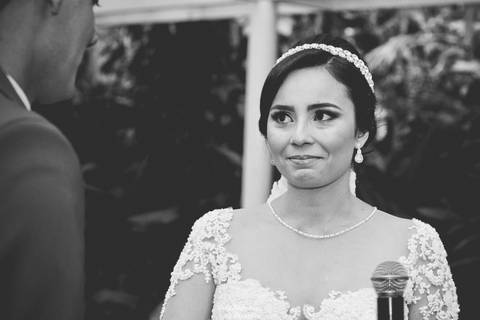 noiva emocionada nos votos'