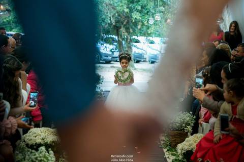 daminha entrando e reação dos noivos'